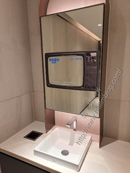 巧妙使用戲院鏡面的宣傳